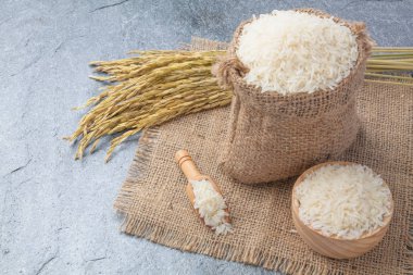 Tayland kokulu Yasemin pirinç bir kase altın spike