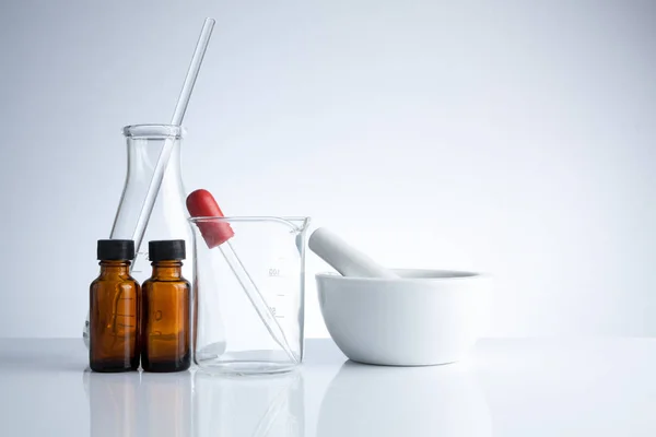 Φαρμακευτικός και εργαστηριακός εξοπλισμός στο τραπέζι, συμβολική της επιστημονικής έρευνας. — Φωτογραφία Αρχείου