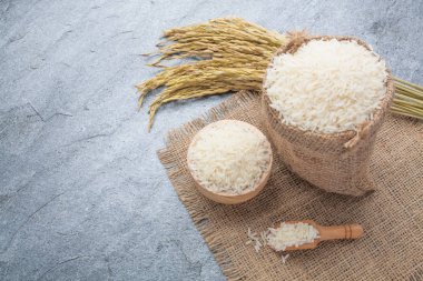 Tayland kokulu Yasemin pirinç bir kase altın spike