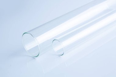 Madde üzerinde laboratuvar test tüpleri