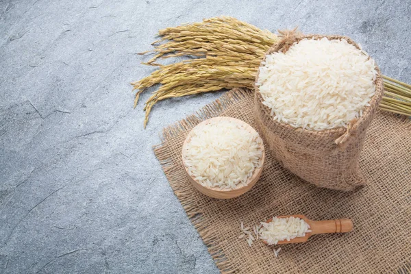 Tayland kokulu Yasemin pirinç bir kase altın spike