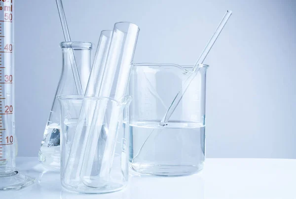 Лабораторное стекло на столе, символ научных исследований . — стоковое фото
