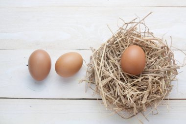 karanlık vintage ahşap üzerinde yuvadaki yumurta 
