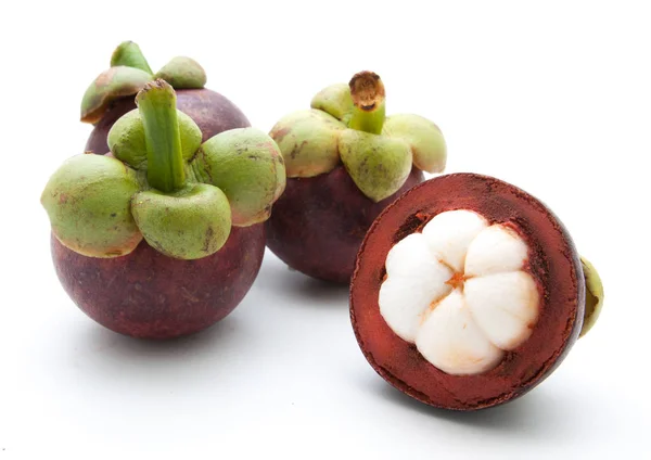 Mangosteen koningin van fruit op wit — Stockfoto