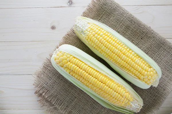 iki Mısır çuval odun