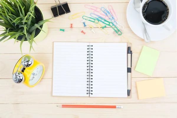 çiçek ve kahve fincanı t ofis resepsiyon masası bilgisayar ile malzemeleri