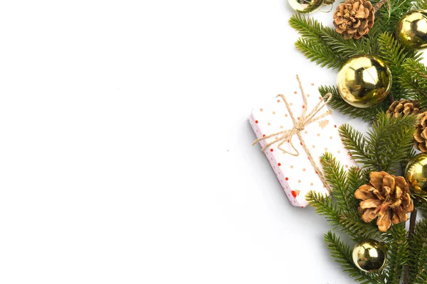 Dekoratif kutularını beyaz Noel hediyesi sunar