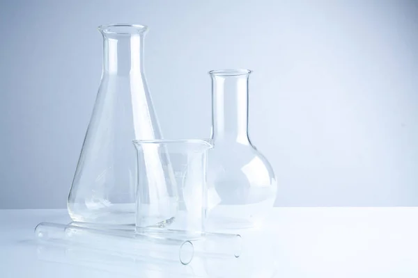 테이블, 과학 연구의 상징에 실험실 유리 그릇. — 스톡 사진