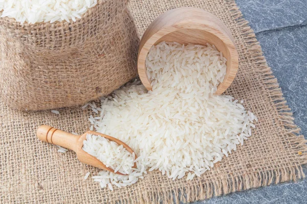 Tayland kokulu Yasemin pirinç bir kase altın spike