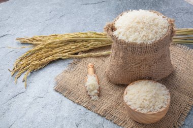 Tayland kokulu Yasemin pirinç bir kase altın spike