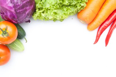 Sebzeler beyaz arkaplanda izole