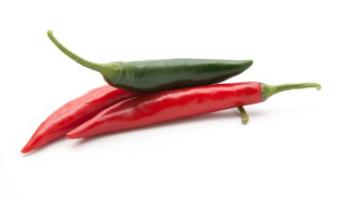 Kırmızı ve yeşil biber izole sıcak 