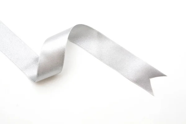 Fiocco a nastro in argento lucido colore grigio bianco isolato — Foto Stock