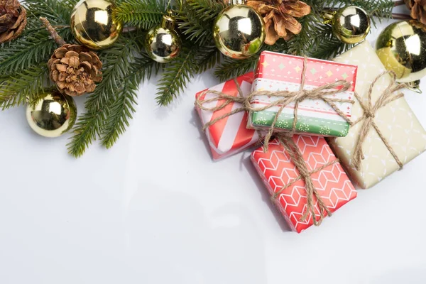 Kerstcadeau presenteert in decoratieve dozen wit — Stockfoto