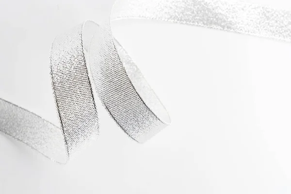 Срібна стрічка лук на білому ізольовані — стокове фото