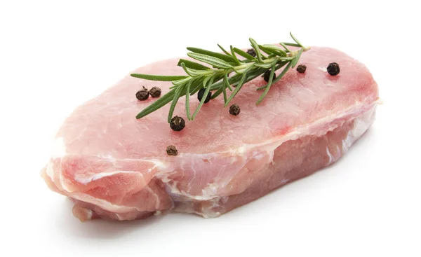 Trozos de carne de cerdo cruda con especias y hierbas romero —  Fotos de Stock