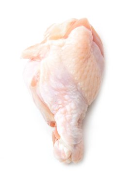 beyaz izole çiğ tavuk budu