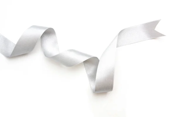 Ασημένια κορδέλα τόξο σε φωτεινό ασημί λευκό χρώμα γκρι απομονωμένες — Φωτογραφία Αρχείου