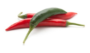 Kırmızı ve yeşil biber izole sıcak 