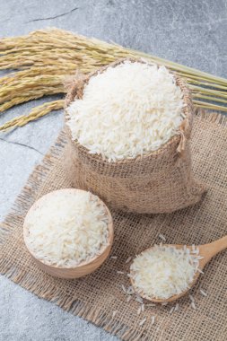 Tayland kokulu Yasemin pirinç bir kase altın spike