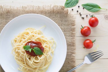 Spagetti domates fesleğen İtalyan otlar ile