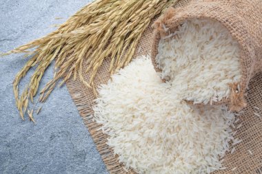 Altın Başak bir kaşıkla Tay kokulu Yasemin pirinç