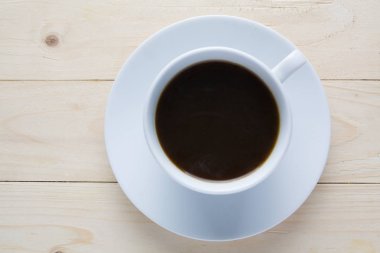 ahşap üzerinde kahve fincanı