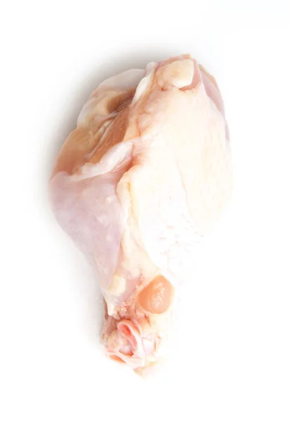 Perna de frango crua isolada em branco — Fotografia de Stock