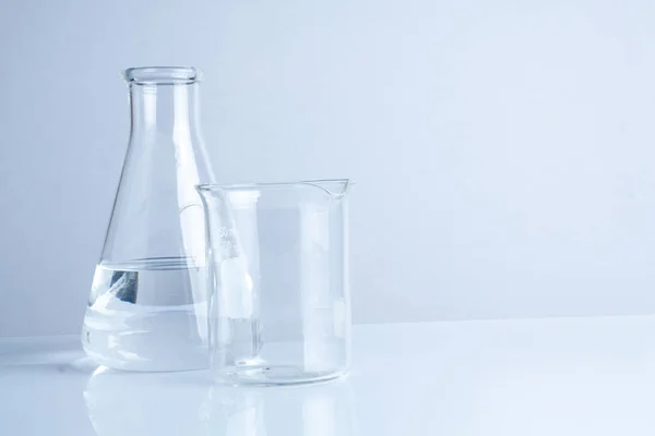 实验室玻璃器皿在桌子上，象征的科学研究. — 图库照片