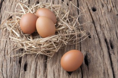 eski çuval üzerinde saman yuvadaki yumurta