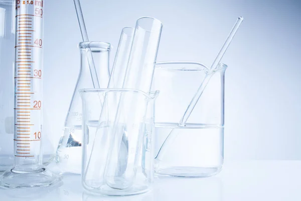 Vetreria da laboratorio in tavola, Simbolica della ricerca scientifica . — Foto Stock