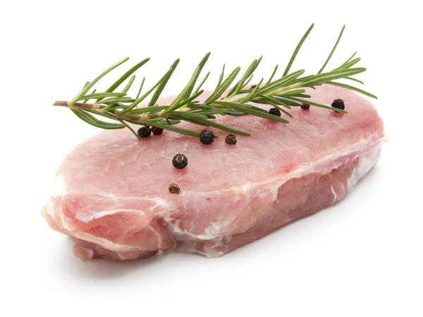 Pedaços de bife de porco cru com especiarias e ervas alecrim — Fotografia de Stock