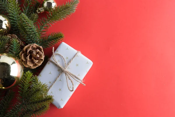 Kerstcadeau presenteert in decoratieve dozen op rood — Stockfoto