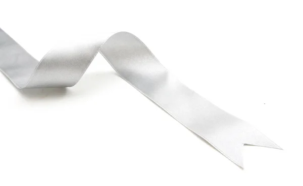 Fita de prata arco em prata brilhante cor cinza branco isolado — Fotografia de Stock
