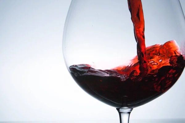 Wine being pouring into a glass closeup — Stock Photo, Image
