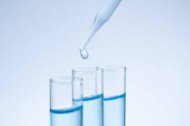 Madde üzerinde laboratuvar test tüpleri