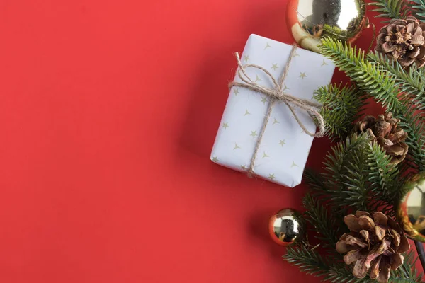 Noel hediyesi Kırmızı dekoratif kutularındaki sunar