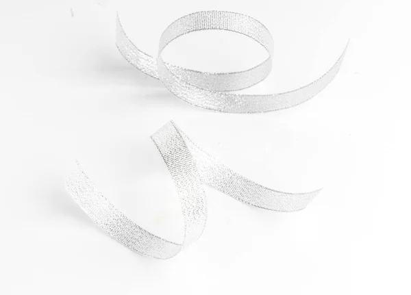 Fita de prata arco no branco isolado — Fotografia de Stock
