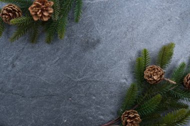 çam yaprakları ve dekorasyon çam kozalakları arka plan