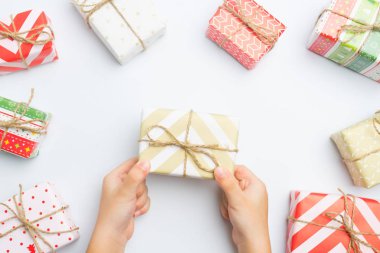 Noel hediyesi beyaz üzerinde tutan çocuk 