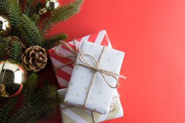 Noel hediyesi Kırmızı dekoratif kutularındaki sunar