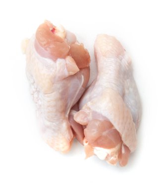 beyaz izole çiğ tavuk budu