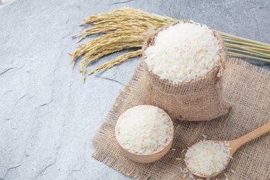 Tayland kokulu Yasemin pirinç bir kase altın spike