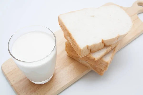 Ποτήρι γάλα και ψωμί κομμένο σε φέτες — Φωτογραφία Αρχείου