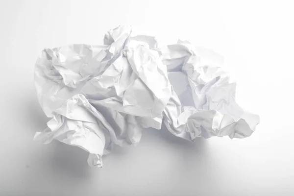 Μία σελίδα τσαλακωμένο χαρτί σε λευκό — Φωτογραφία Αρχείου
