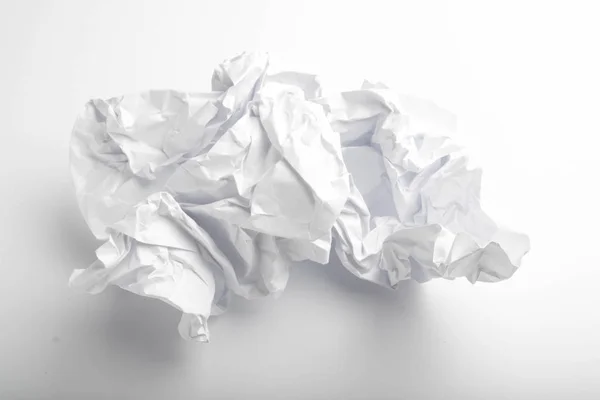 Una sola página de papel arrugado en blanco — Foto de Stock