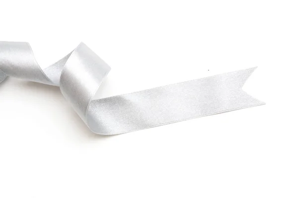 Lazo de cinta de plata en color gris blanco brillante aislado — Foto de Stock