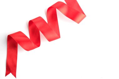 beyaz izole kırmızı yay kurdele saten doku 