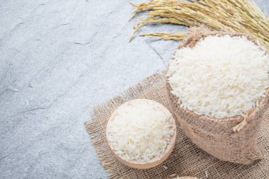 Tayland kokulu Yasemin pirinç bir kase altın spike