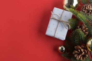 Noel hediyesi Kırmızı dekoratif kutularındaki sunar